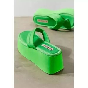 STEVE MADDEN x UO Exclusive Contempo Thong Platform Sandal